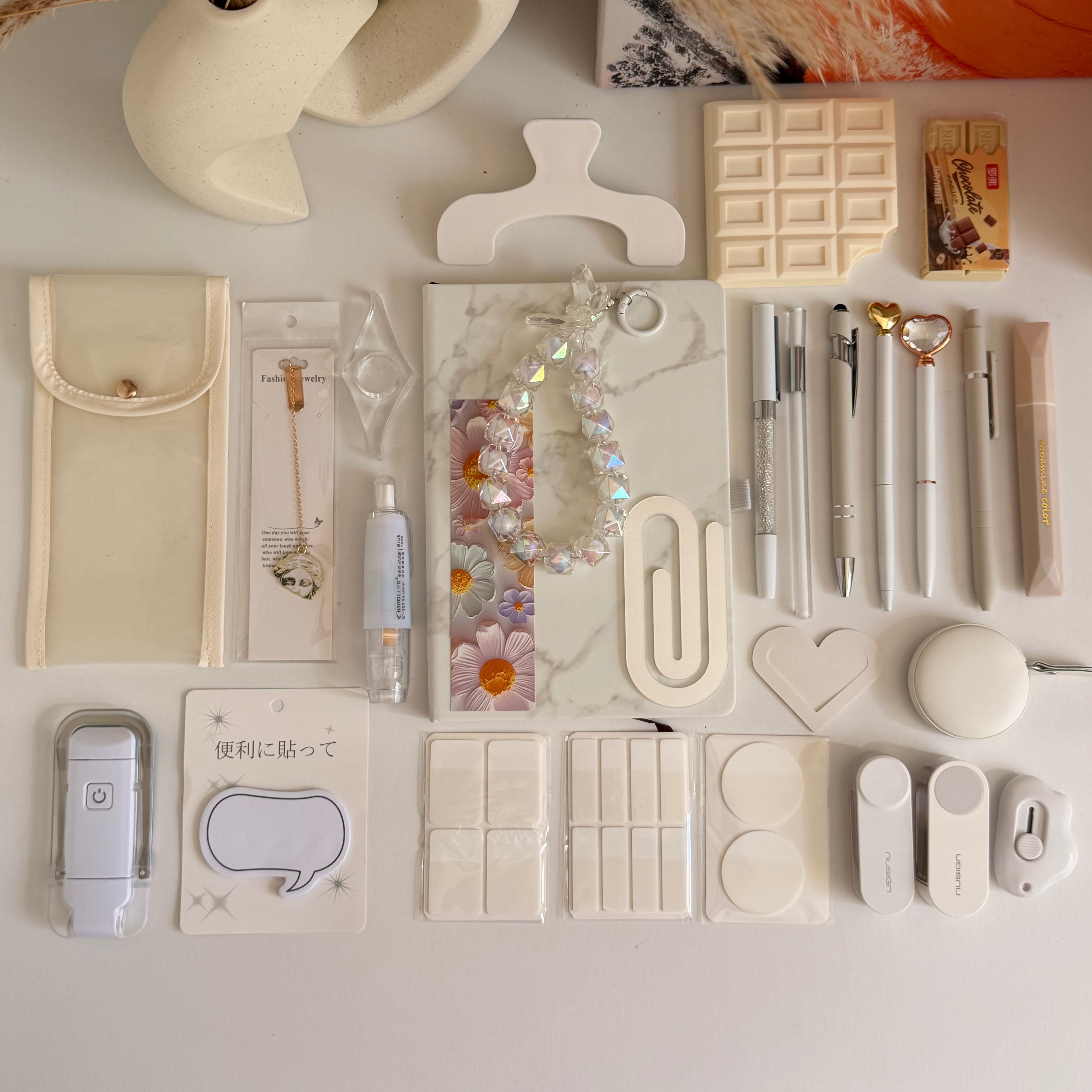White bookish bundle 🤍 26 items